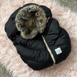 7 am  Carseat Cocoon Black With Fur